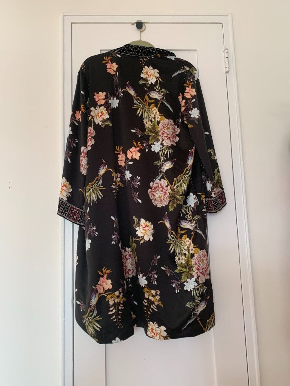 Johnny Was kimono, black and embroidery, Size L. - Picture 5 of 5